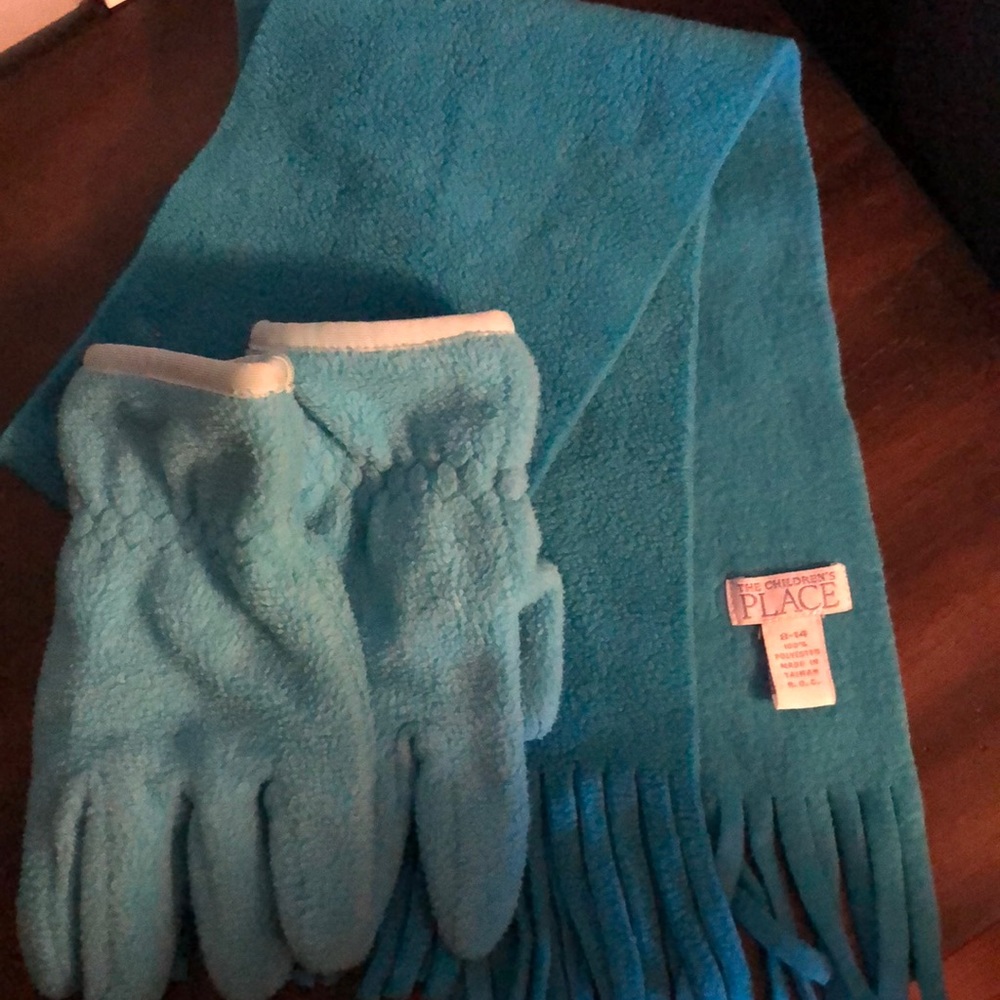 Children’s Place gloves & matching scarf set